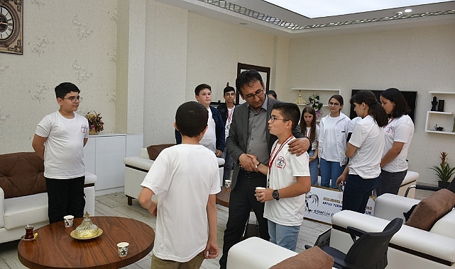 Uluslararası Yarışmada Derece Alan Proje Ekibinden İl Müdürü Çalışkan'a Ziyaret