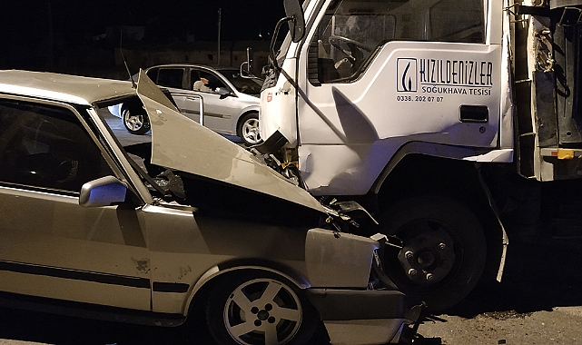 Elma Yüklü Kamyonet İle Otomobil Çarpıştı: 2 Yaralı