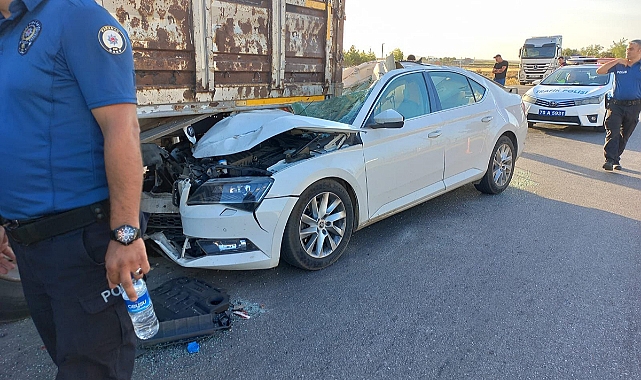Otomobil Çekiciye Çarptı: 4 Yaralı