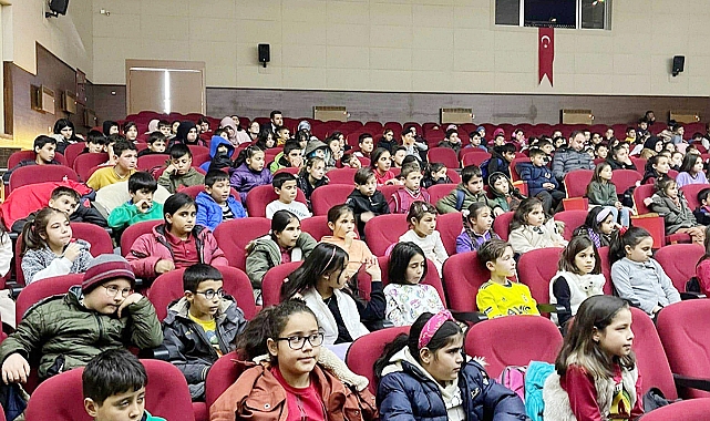 Minik Öğrencilerin Tiyatro Keyfi