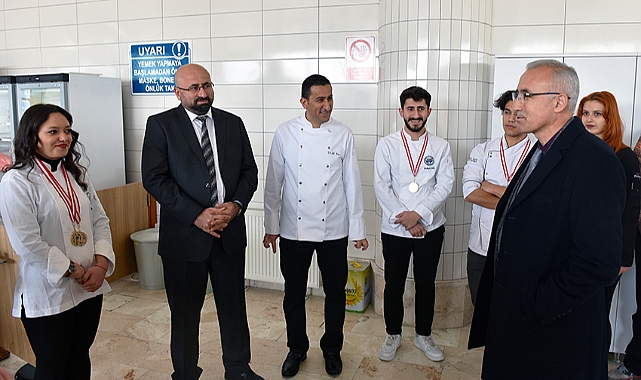 Rektör Karaman, Dünya Şampiyonu Öğrencilerle Buluştu|