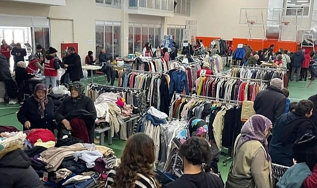 Karaman'daki Ücretsiz Mağaza Depremzedelerin Yanında