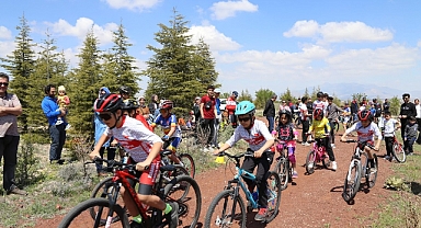 Dağ Bisikleti Yarışları Nefes Kesti