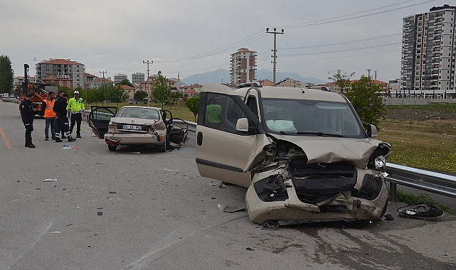 Karaman'da Otomobil İle Hafif Ticari Araç Çarpıştı: 7 Yaralı