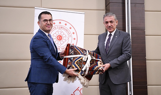 Vali Akkoyun: bir gün akşam olur biz de gideriz. Kalır dudaklarda şarkımız bizim