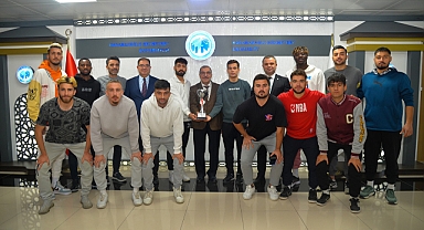 Şampiyon Futbolcular Rektör Gavgalı İle Buluştu