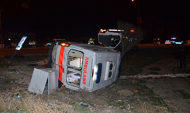 Karaman'da Ambulans İle Otomobil Çarpıştı: 2'si Ağır 5 Yaralı