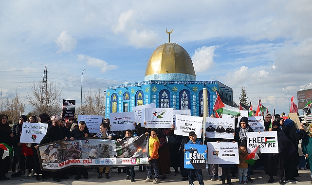 Kadınlar Bebek Kefeniyle İsrail'in Katliamlarını Protesto Etti