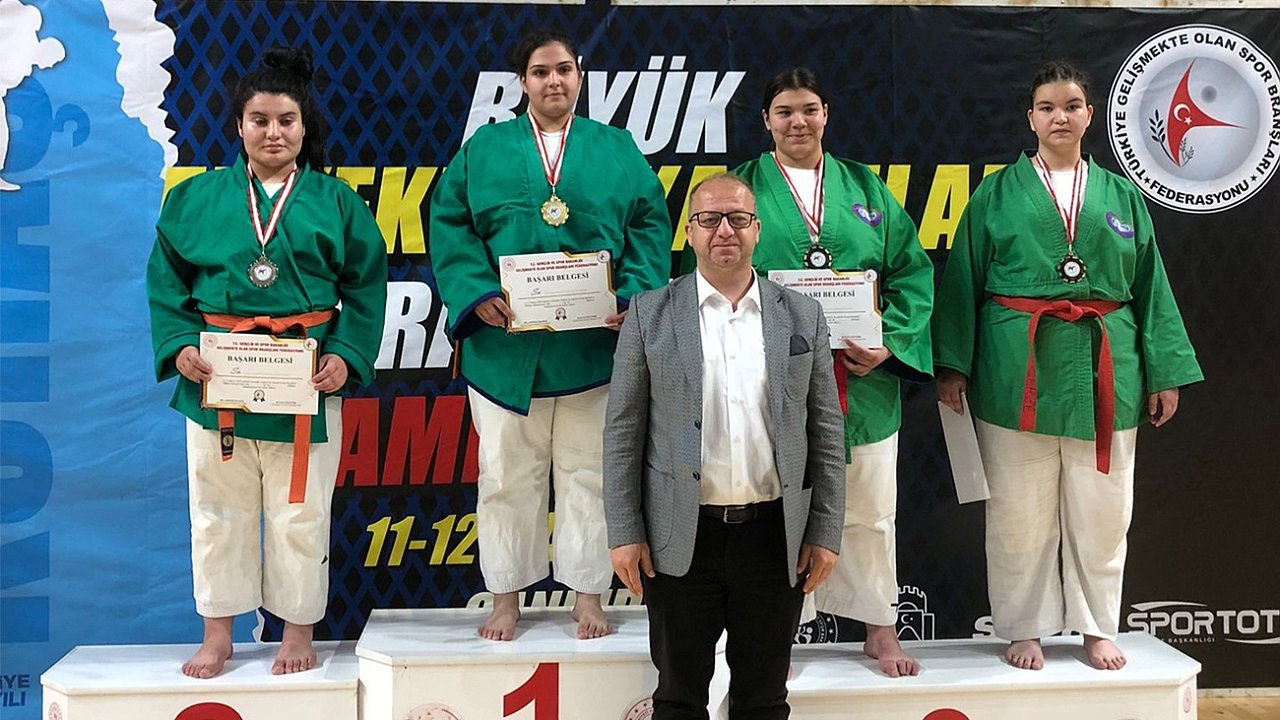 Ebru Atabay'dan Altın Madalya