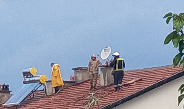 Evin Çatısına Yıldırım Düşürdü