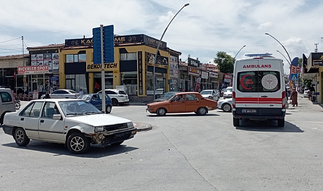 Karaman'da Ambulansla Otomobil Çarptı: Sağlık Çalışanı Yaralandı