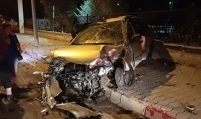 Otomobil Duvara Çarptı, Sürücü Hafif Yaralandı