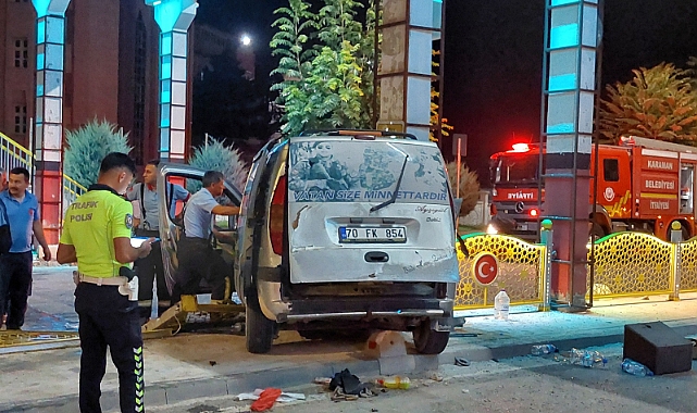 Hafif Ticari Araç Üst Geçide Çarptı. 1 Ölü 1 Yaralı