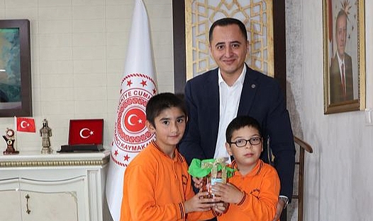 Minik Öğrenciler Kurdukları Turşuyu Kaymakam Ünlü'ye Hediye Etti