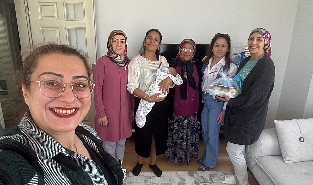 Sağlık Personeli Yeni Doğum Yapan Anneleri Evlerinde Ziyaret Etti