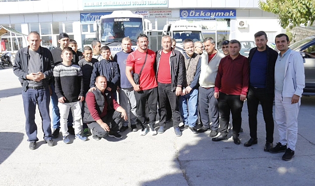 Milli Güreşçiye Özel Bireylerden Coşkulu Karşılama