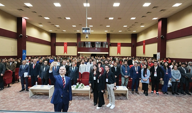 Vali Çiçekli, 'Gençlik Politika Belgesi Vizyon Çalıştayı' nda Gençlerle Bir Araya Geldi