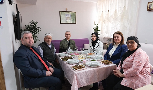 Vali Çiçekli, Huzurevi'nde Çilesiz Çiftinin Misafiri Oldu