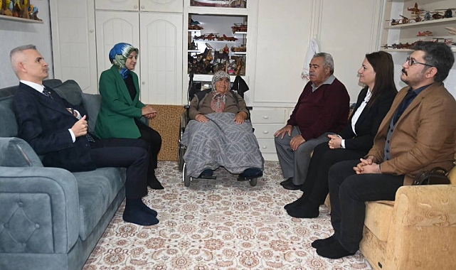 Çiçekli Çiftinden Uzun Yıllardır Evli Olan Çiftlere Ziyaret