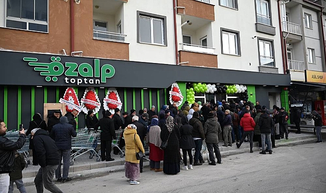 İndirimlerin olduğu market adeta müşteri akınına uğradı