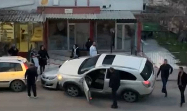 Jeep Park Halindeki Aracın Üzerine Çıktı