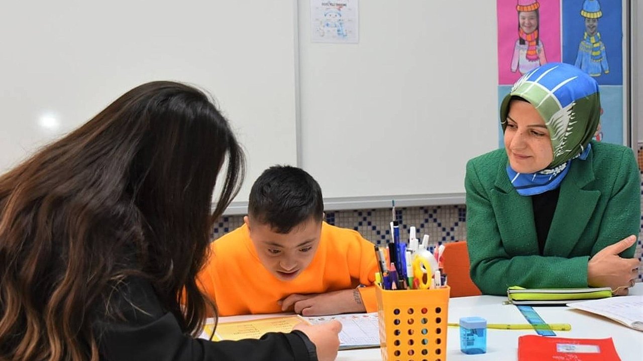 Vali Yardımcısı Çiçekli ve İl Müdürü Çalışkan'dan Özel Eğitim Öğrencilerine Ziyaret