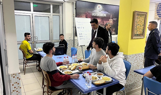 Kaymakam Erdoğan, İftarını Üniversite Öğrencileriyle Açtı