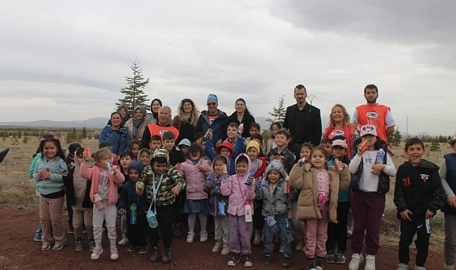 Öğrenciler Tema Etkinliğinde Fidan Diktiler