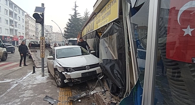 Karaman'da Kazada Savrulan Otomobil İş Yerine Girdi