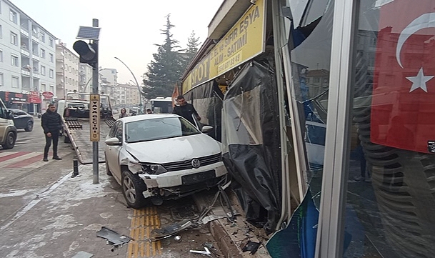 Karaman'da Kazada Savrulan Otomobil İş Yerine Girdi