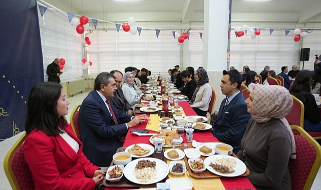 Bakan Tekin Öğrenci ve Öğretmelerle İftar Yaptı