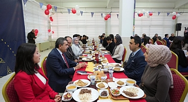 Bakan Tekin Öğrenci ve Öğretmelerle İftar Yaptı