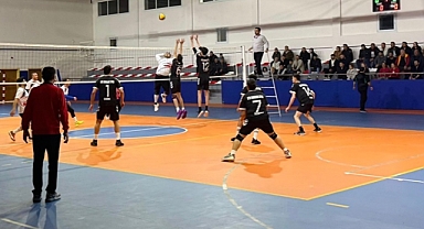 Ermenek’te Voleybol Turnuvasının Şampiyonu Huzurevi Oldu