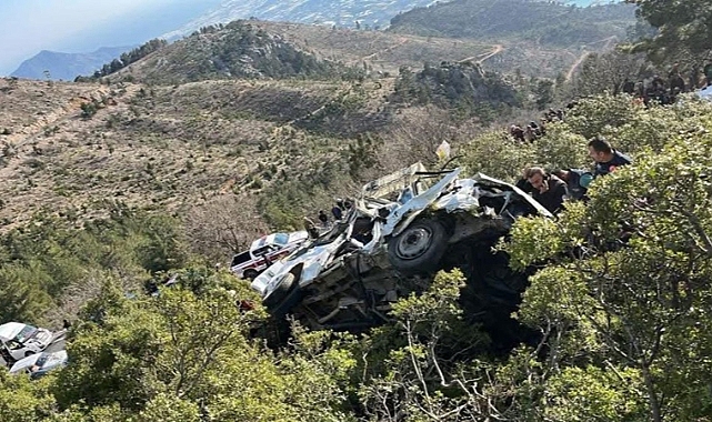 İşçileri Taşıyan Minibüs Uçuruma Yuvarlandı: 3 Ölü, 11 Yaralı