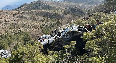 İşçileri Taşıyan Minibüs Uçuruma Yuvarlandı: 3 Ölü, 11 Yaralı