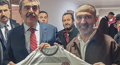 Milli Eğitim Bakanı Yusuf Tekin’e Karaman FK Forması Hediye Edildi