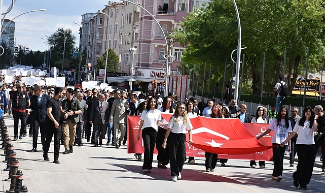 2 Bin 500 Öğrenci Türkçe İçin Yürüdü