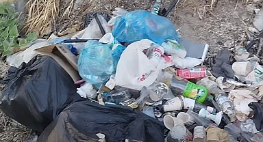 Hastane Yanındaki Çöp Yığını Tepki Çekti: