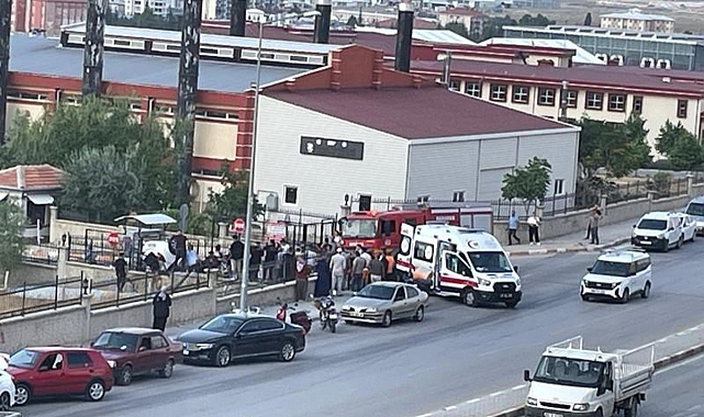 Karaman’da Virajı Alamayan Otomobil Kapı Demirine Çarptı, 4 Yaralı