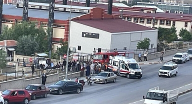 Karaman’da Virajı Alamayan Otomobil Kapı Demirine Çarptı, 4 Yaralı